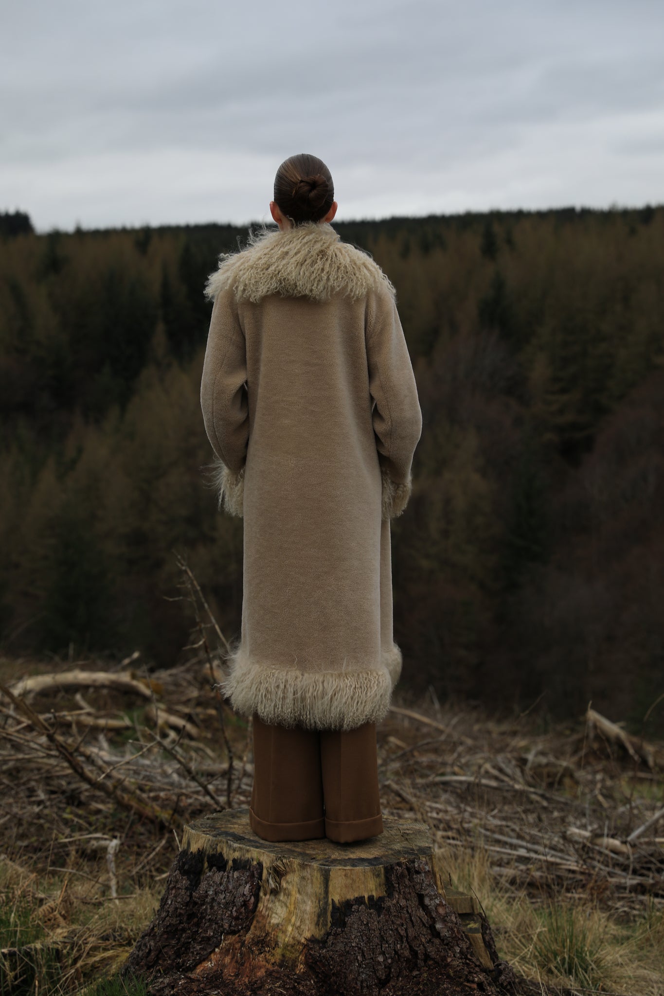  A bestselling long genuine shearling coat in beige/teddy color, designed by Josephine Jones. This luxurious coat features exquisite Mongolian fur trims, offering warmth and style for any occasion.